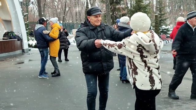 КРУЖИТ И ПАДАЕТ СНЕГ!??❄️/ТАНЦЫ В ПАРКЕ ГОРЬКОГО ХАРЬКОВ ФЕВРАЛЬ 2022 смотреть онлайн