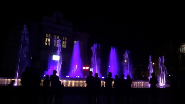 Поющие фонтаны (эпизод 1). Singing Fountains in Pitesti Romania. 歌唱噴泉 смотреть онлайн
