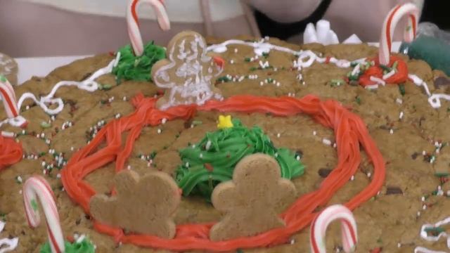 GIANT CHRISTMAS COOKIE DECORATING CHALLENGE | We Are The Davises смотреть онлайн