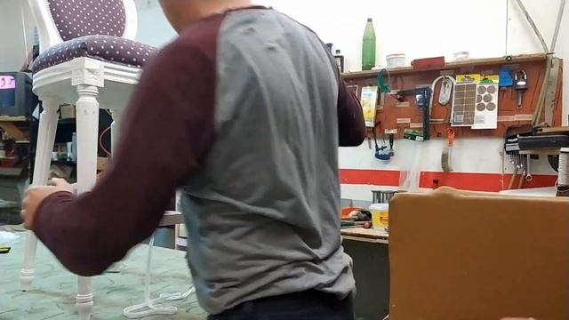 Перетяжка стула своими руками. Do-it-yourself chair padding. смотреть онлайн