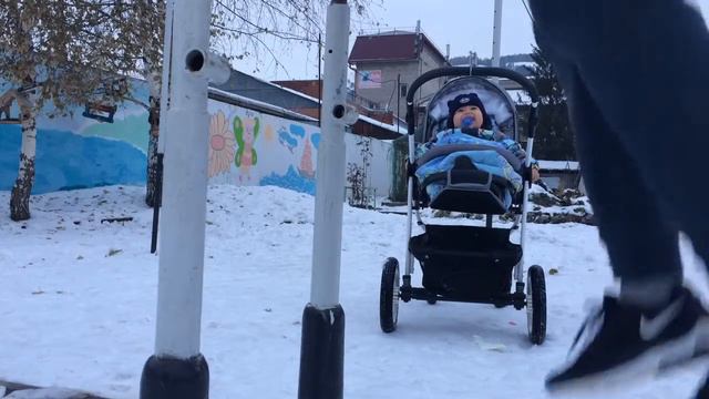 Малыш смеется над подтягиваниями папы смотреть онлайн