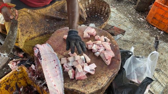 8 KG MIRROR TREVALLY FISH CHOPPED?INCREDIBLY ITS SO FRESH WITH ORGINAL COLOURS?KF FISH CUTS смотреть онлайн