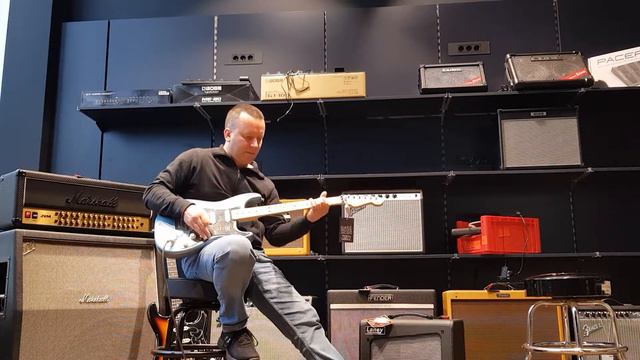 Laney Cub-Super 12 Fender Stratocaster Floyd Rose смотреть онлайн