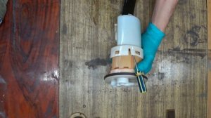 Toyota Vitz scp-10 Замена топливного фильтра, насоса 1SZ-FE. Fuel filter replacement Vitz scp-10