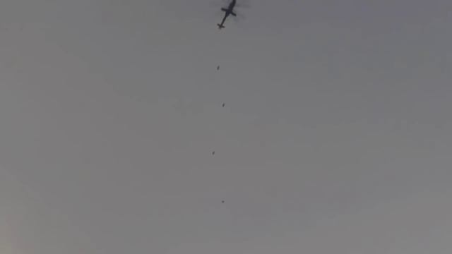 Ми-24 сбрасывает бомбы. Сирия. смотреть онлайн