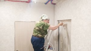 Как поклеить обои на откос двери