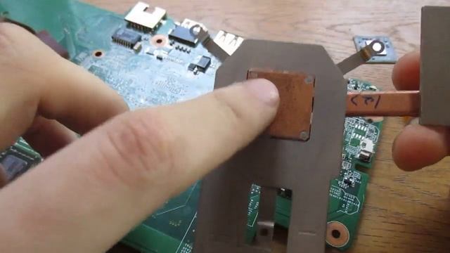 Зачем нужен скотч на материнской плате и вокруг кристаллов ноутбука? смотреть онлайн