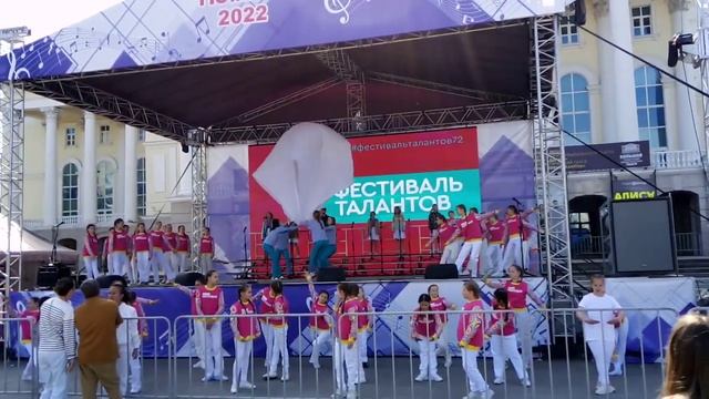 Репетиция открытия"Фестиваля талантов", площадь 400-летия Тюмени, коллективы АТРИУМ, "Зефирки",ИКАР смотреть онлайн