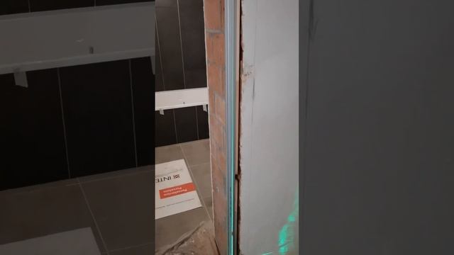 межкомнатная дверь скрытого монтажа кривая стена смотреть онлайн