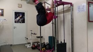 Подъем ног на перекладине без "раскачки" - Георгий Зобач