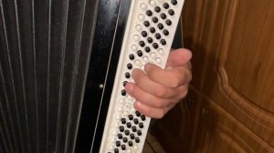 Разбор на баяне " От людей на деревне не спрятаться "