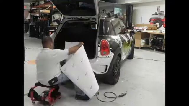 Media Works Wraps a Livin Overboard BMW Mini Country Van смотреть онлайн