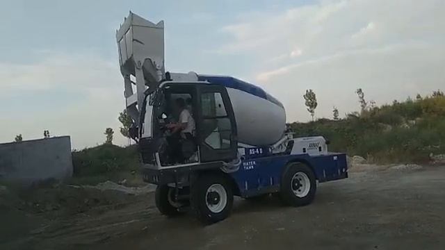 Германия: Самозагружающийся бетоносмеситель 4 кубов смотреть онлайн