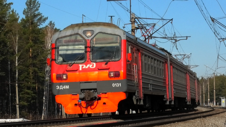 ЭД4М-0131 сообщением Нижний Тагил — Каменск-Уральский делает остановку на о.п. Строитель
