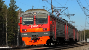ЭД4М-0131 сообщением Нижний Тагил — Каменск-Уральский делает остановку на о.п. Строитель