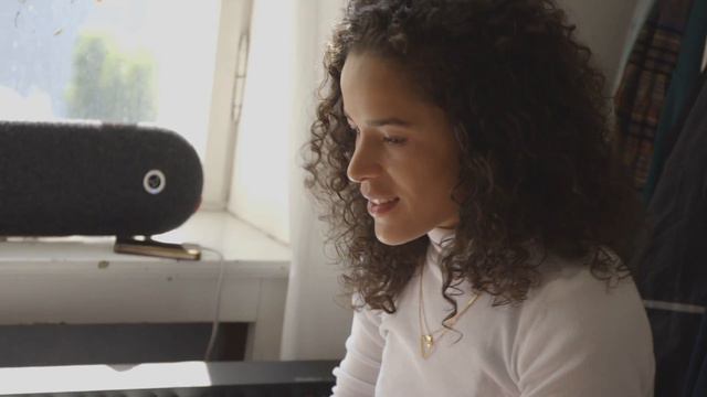 Libratone - Anya смотреть онлайн