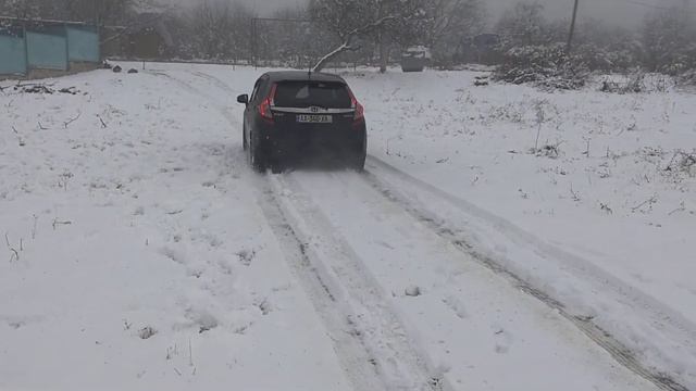Honda Fit hybrid in snow смотреть онлайн