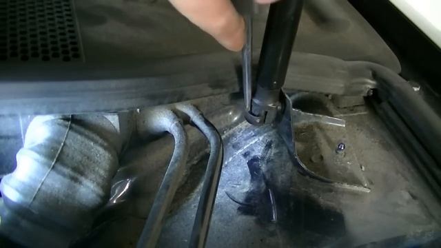 How to Replace a Hood Strut - The Easy Way смотреть онлайн