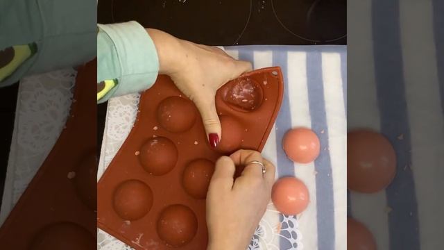 Как приготовить шокоболы - шоколадные бомбочки смотреть онлайн