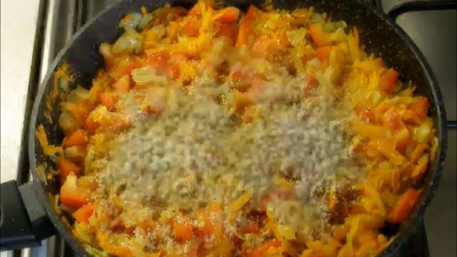 Чечевица с овощами в томатном соусе.Сытное и вкусное блюдо.