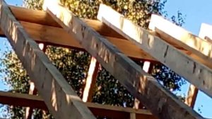 Стропиловка скользящей кровли с рубленными фронтонами