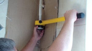 Нарезание резьбы на газовой трубе клуппом REMS.