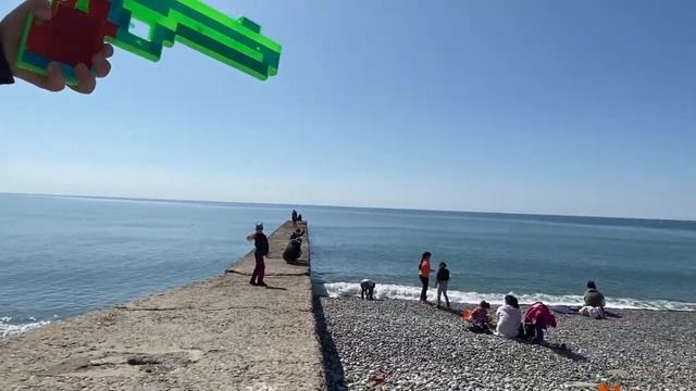 Никита весна море. Первые впечатления у детей при прогулке по набережной и пляжу в Сочи. смотреть онлайн