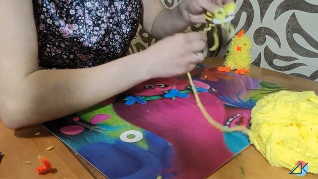 МК "Пасхальное яйцо в технике папье-маше" часть 4 (декорирование яйца, цыплята) смотреть онлайн