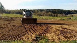 Отсыпка грунта и выравнивание участка мини-погрузчиком.
