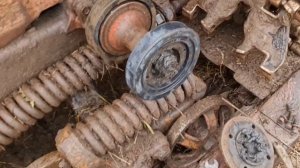 Меняю бандаж поддерживающего гусеницу ролика на тракторе ДТ75