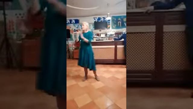 Бабушка поет, а внуку нужен микрофон.:) смотреть онлайн