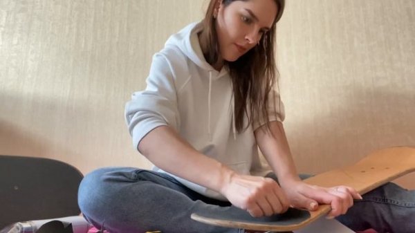 Как переклеить шкурку на скейте? Тренер школы skatescool.ru Наташа Быстрова рассказывает вам