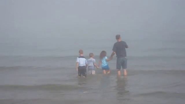 Kids jumping waves in the fog of Lake Michigan смотреть онлайн