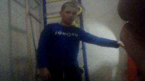 Удар коленом в пах