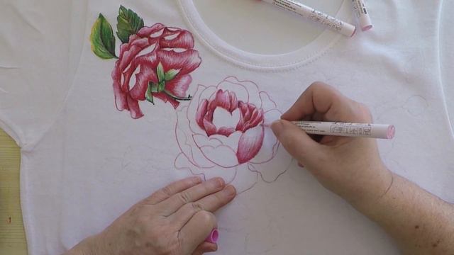 Come dipingere le rose dell'album n. 1 con i pennarelli acrilici su una t-shirt. смотреть онлайн