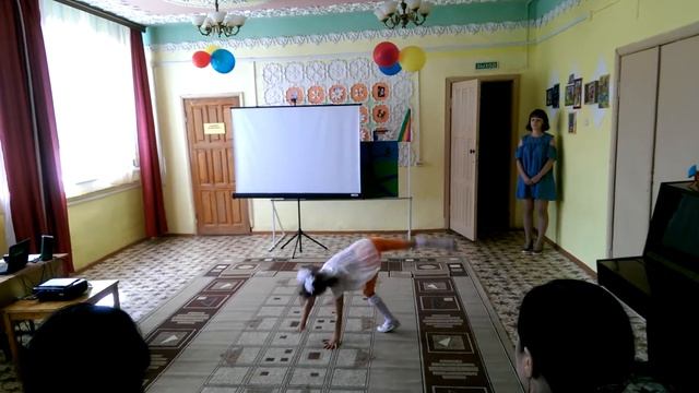 Танец с элементами акробатики Веснушки смотреть онлайн