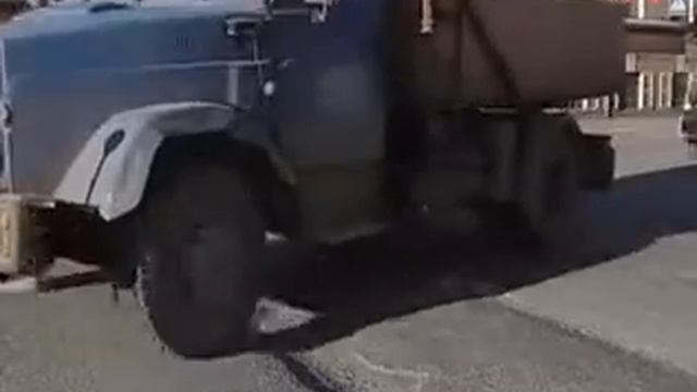 Загадочные шары вылезли из асфальта в Петербурге смотреть онлайн