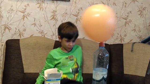 Надуваем шарик углекислым газом Эксперименты с содой смотреть онлайн