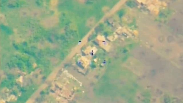 БПЛА Орлан-10 в ударном варианте поражает позиции противника.mp4 смотреть онлайн