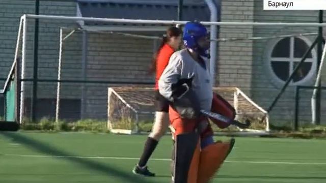 Уставшие и травмированные хоккеистки «Коммунальщика» провели стартовый домашний матч смотреть онлайн