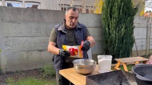 Как вкусно приготовить королевские креветки и кальмары в казане на костре