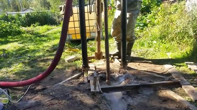 Добурились до воды! Скважина 18м. Дебит 3 куба!!! смотреть онлайн