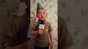 День победы. Мальчик поёт песню.