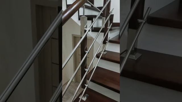 Ограждения с деревянным поручнем (бук, дуб) и комбинированными стойками из нержавеющей стали . смотреть онлайн