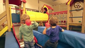 Дети играют в бассейне с шариками МанкитуИгры#40