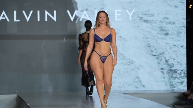 Laura_Alexander_in_SLOW_MOTION_-_Miami_Swim_Week__The_Shows_ смотреть онлайн