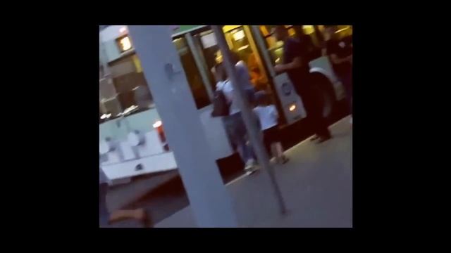 Загадочный волгодонец напал на девушку на остановке в час-пик и кинулся под «поток» машин смотреть онлайн