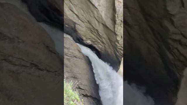 Трюммельбах. Один из самых огромных водопадов в Швейцарии. Водопад вид внутри. Часть 4. 20.05.22 смотреть онлайн