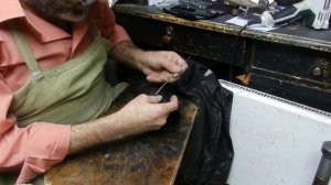 Полезный совет. Устраняю порез на кожаной куртке.