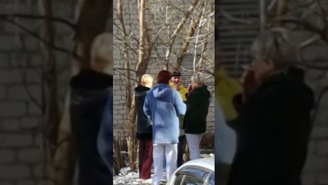 В разгар пандемии медики ДЕТСКОЙ больницы бегают курить за угол, чтобы потом вернуться к пациентам. смотреть онлайн